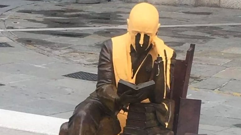 Il vergognoso gesto su D'Annunzio: imbrattata la statua