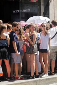 Victoria's Secret apre a Milano: preso d'assalto il negozio 8