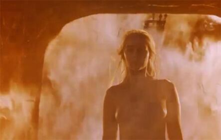 Emilia Clarke, nuda tra le fiamme 2