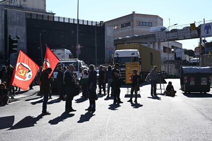 Protesta al porto di Genova: pro Pal bloccano tutto 5