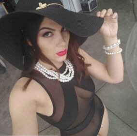 Valentina Nappi: lato B in mostra per le feste 15