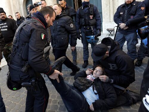 Stamina, ora i malati non sono più pazienti. Assedio a Montecitorio