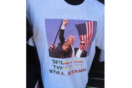 Trump accolto come un re alla convention di Milwaukee. E spuntano le t-shirt "a prova di proiettile" 1