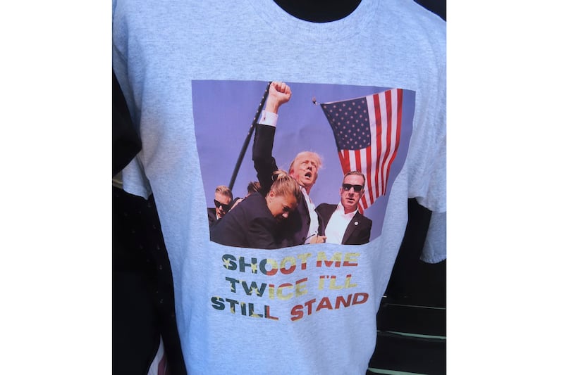 Trump accolto come un re alla convention di Milwaukee. E spuntano le t-shirt "a prova di proiettile" 1