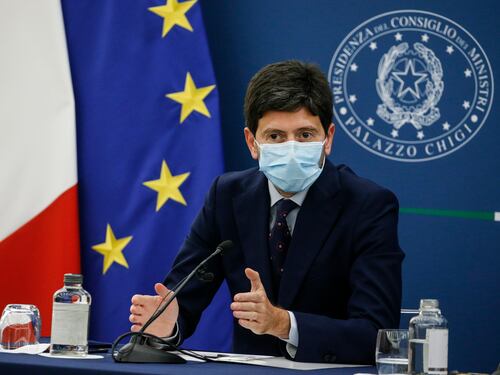 E la sinistra gettò la mascherina