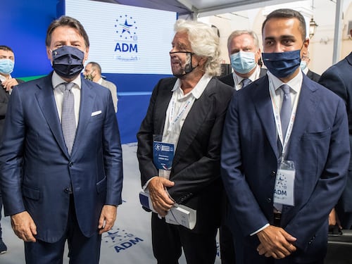 Grillo caccia Conte e riapre Rousseau. "Non ha visione né capacità manageriali"