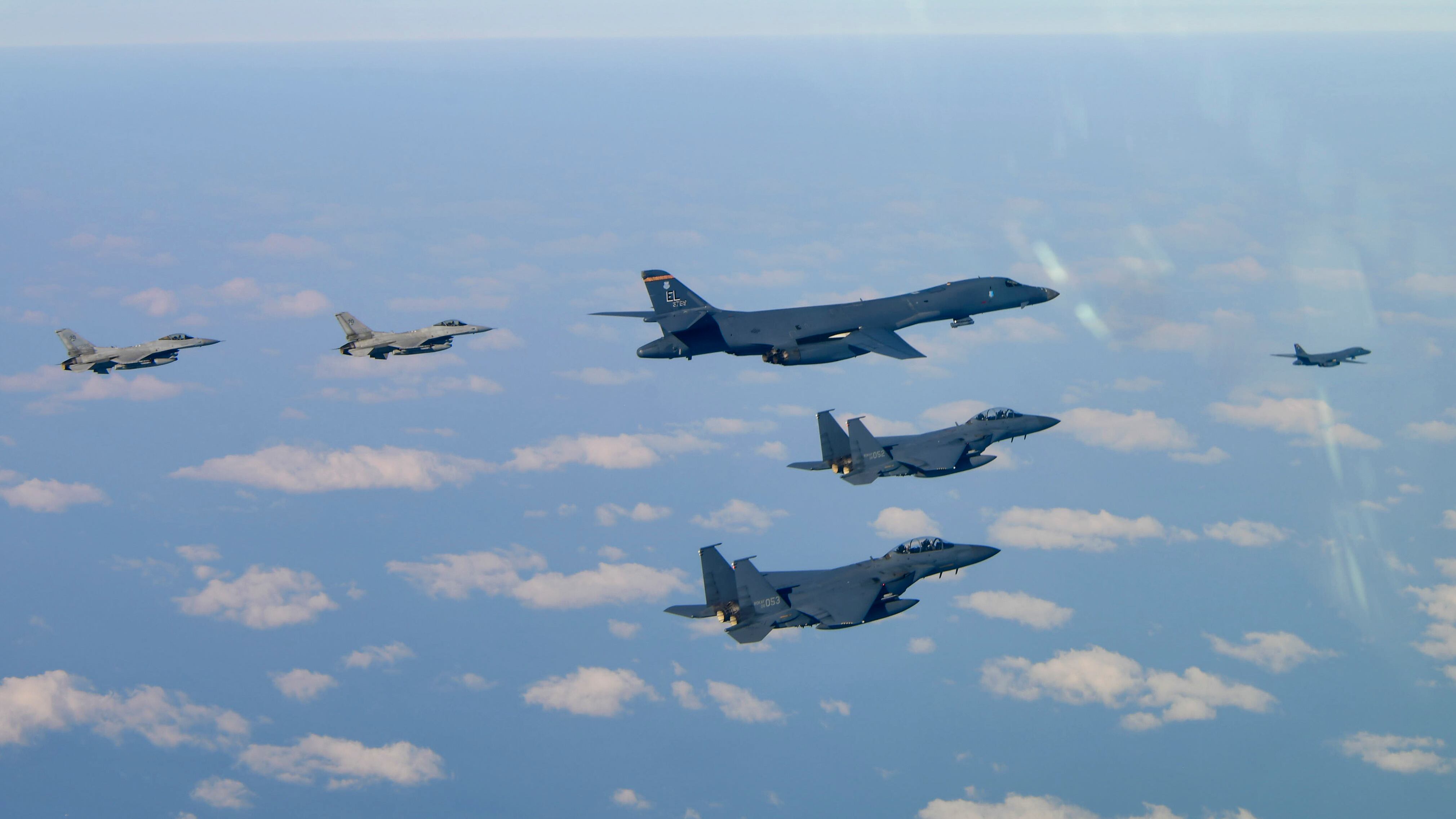 Bombardieri in volo, Marines in azione: gli Usa scaldano il Pacifico