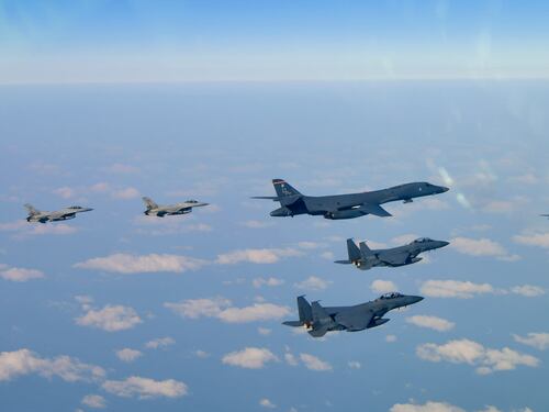 Bombardieri in volo, Marines in azione: gli Usa scaldano il Pacifico
