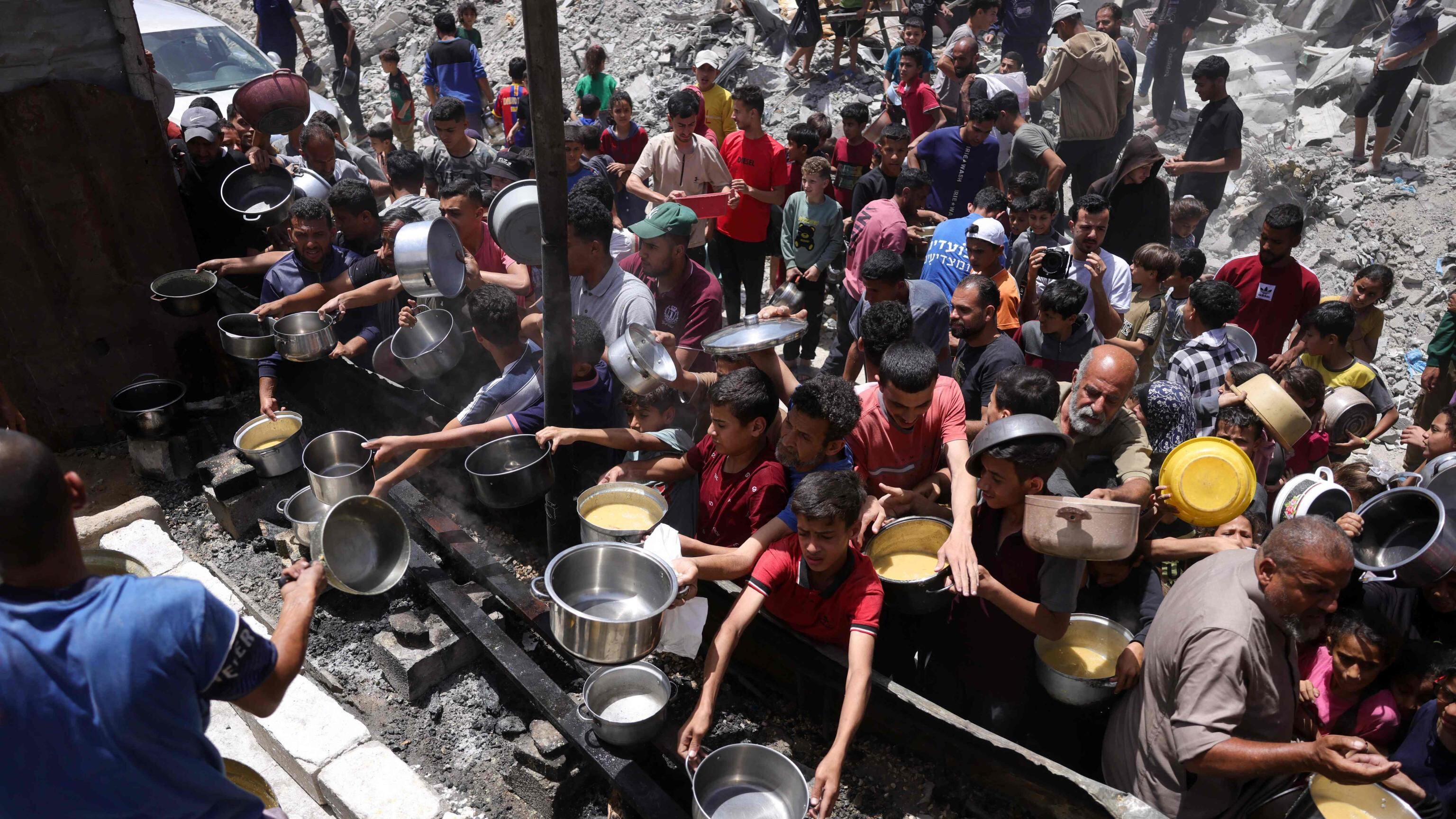 Fila per il cibo: 150 uccisi in 15 giorni. E Trump chiama Netanyahu sull’Iran