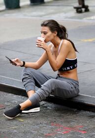 Emily Ratajkowski, topless e corpo nudo 24