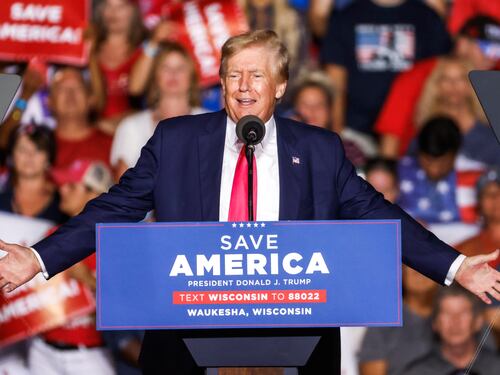 Un assist inaspettato per la campagna '24. Via alla raccolta fondi. "Salviamo l'America"