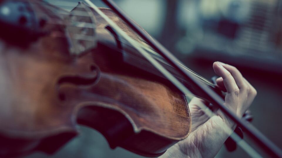 Operata al cervello e intanto suona il violino