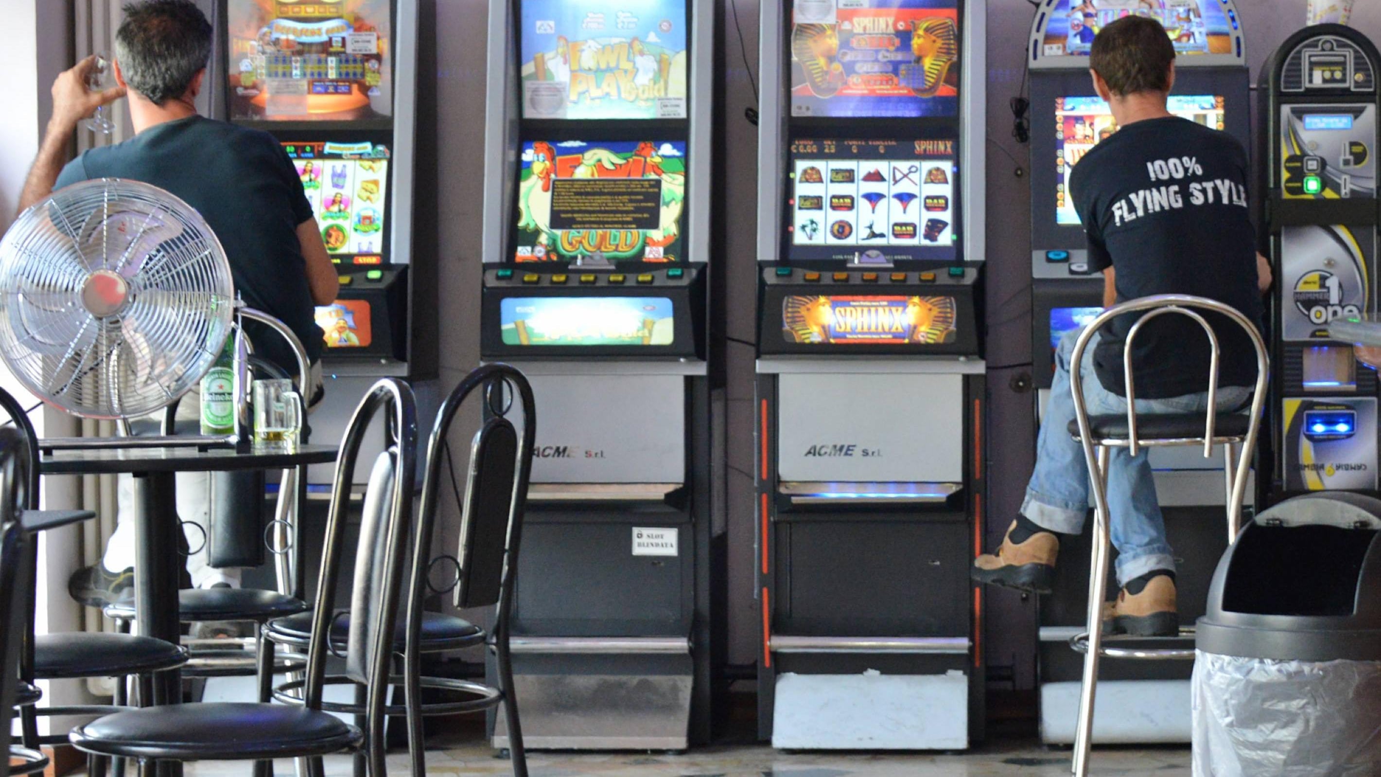 Colazione e aperitivi in massa nei bar che spengono le slot