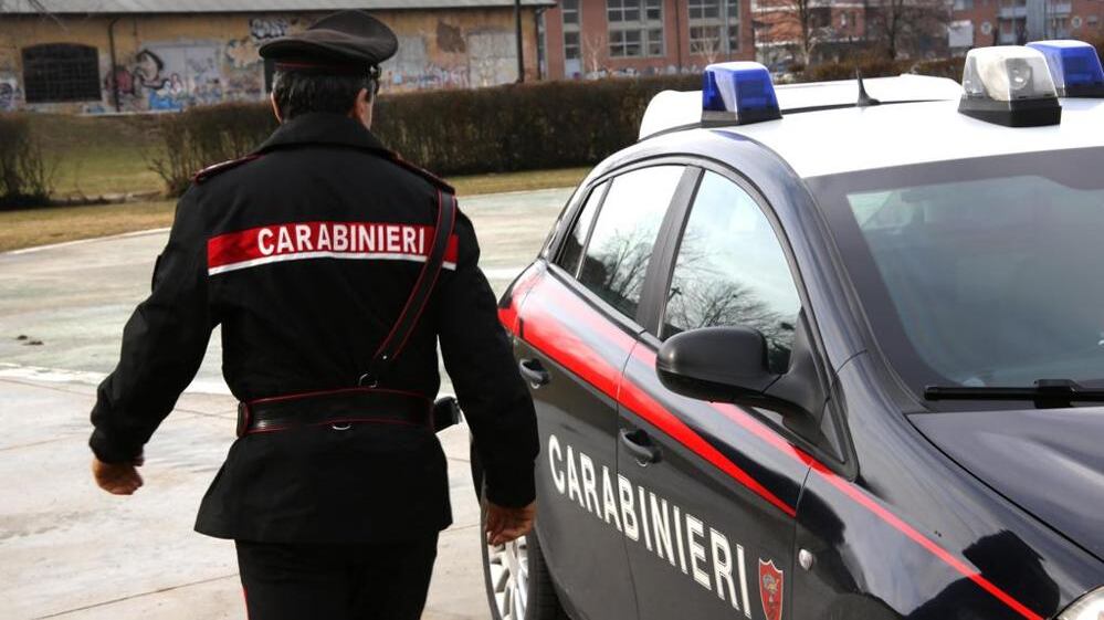 Corteggia la barista e poi rapina l'ufficio postale, preso grazie al biglietto che le aveva lasciato