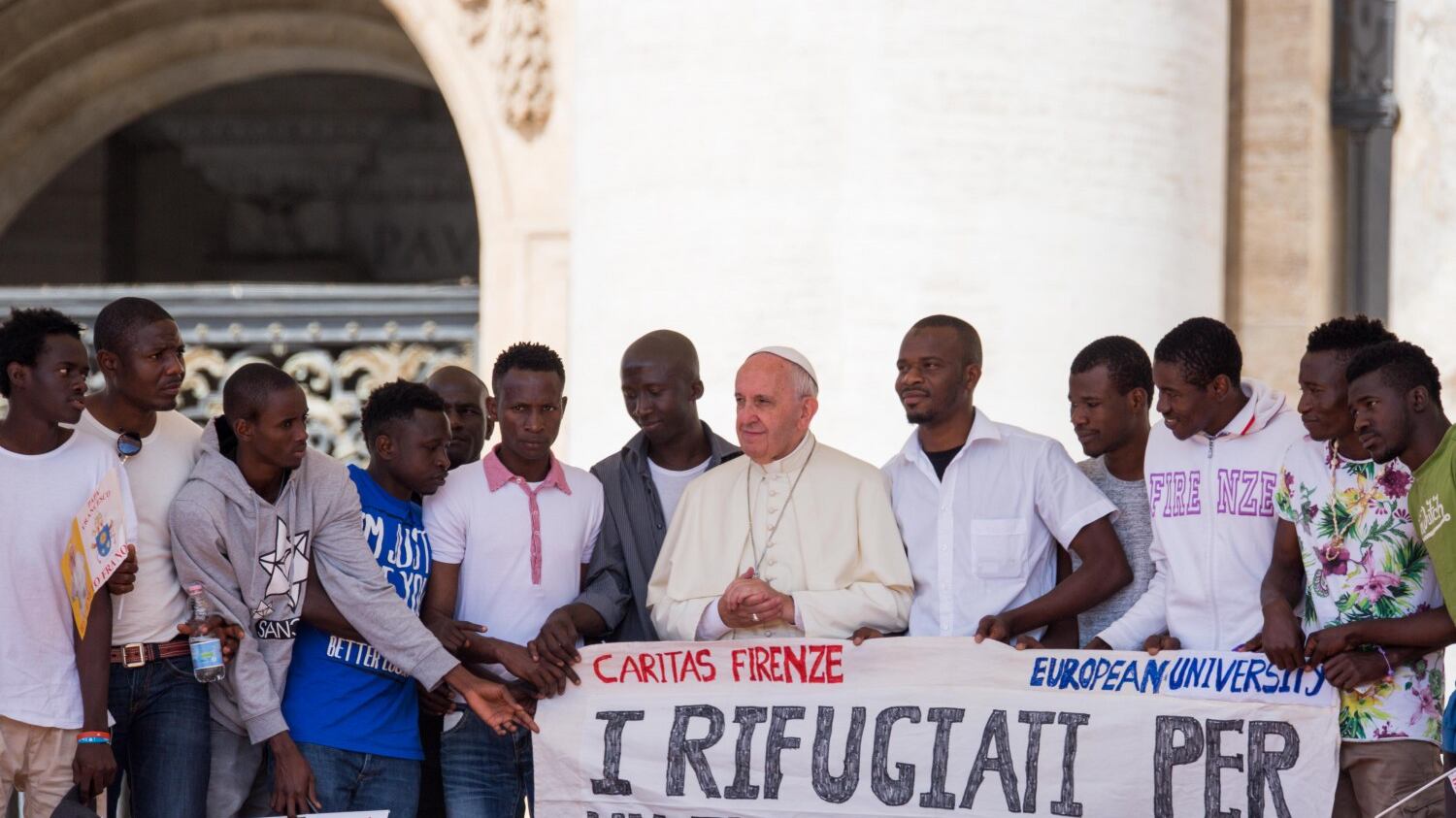 Immigrati all'udienza in San Pietro. Il Papa: "Il cristiano dia posto a tutti"