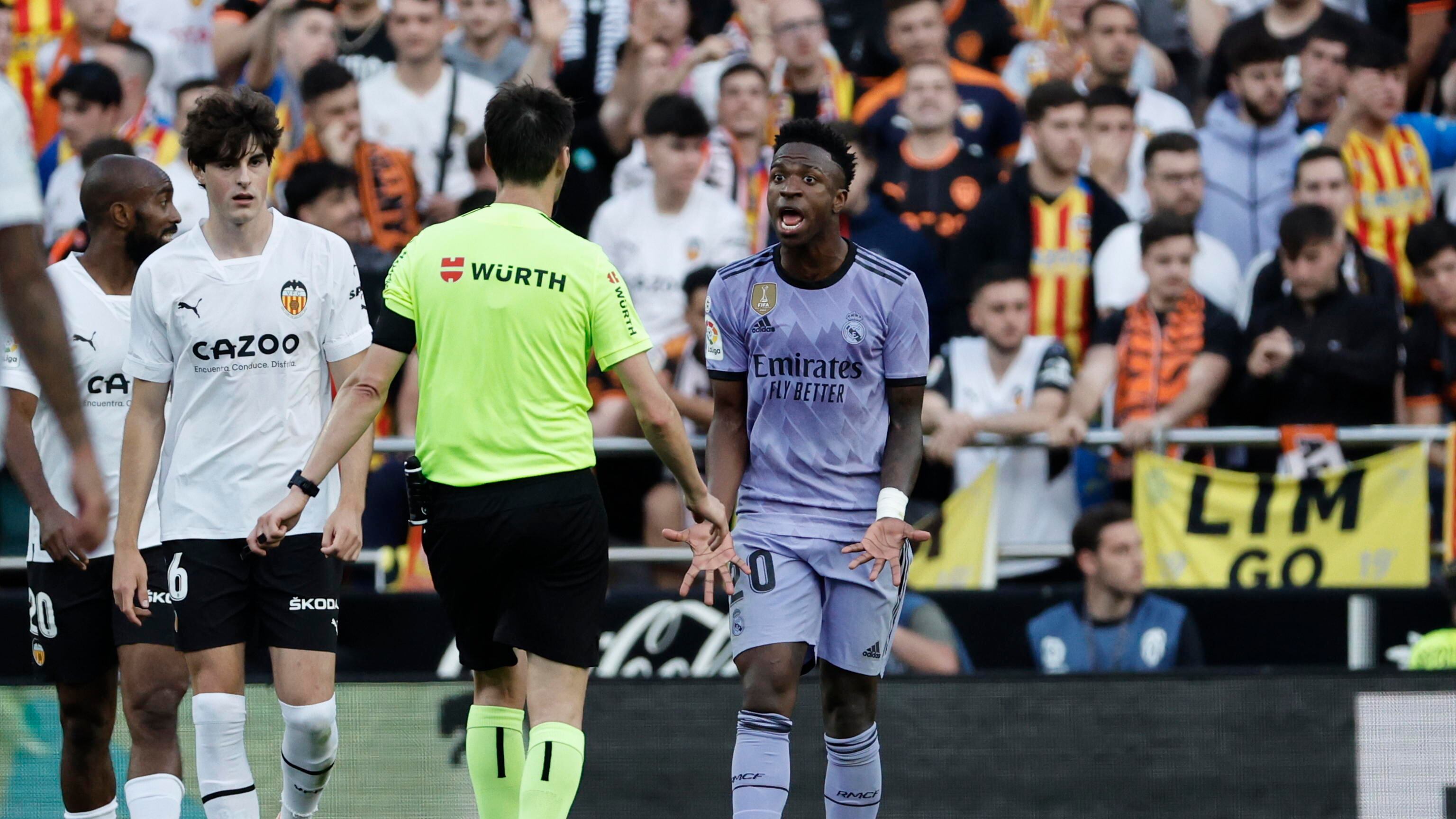 Vinicius, vittima di insulti razzisti e gara sospesa: succede di tutto in Valencia-Real Madrid