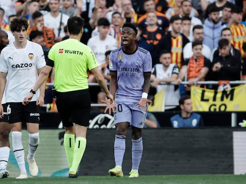Vinicius, vittima di insulti razzisti e gara sospesa: succede di tutto in Valencia-Real Madrid