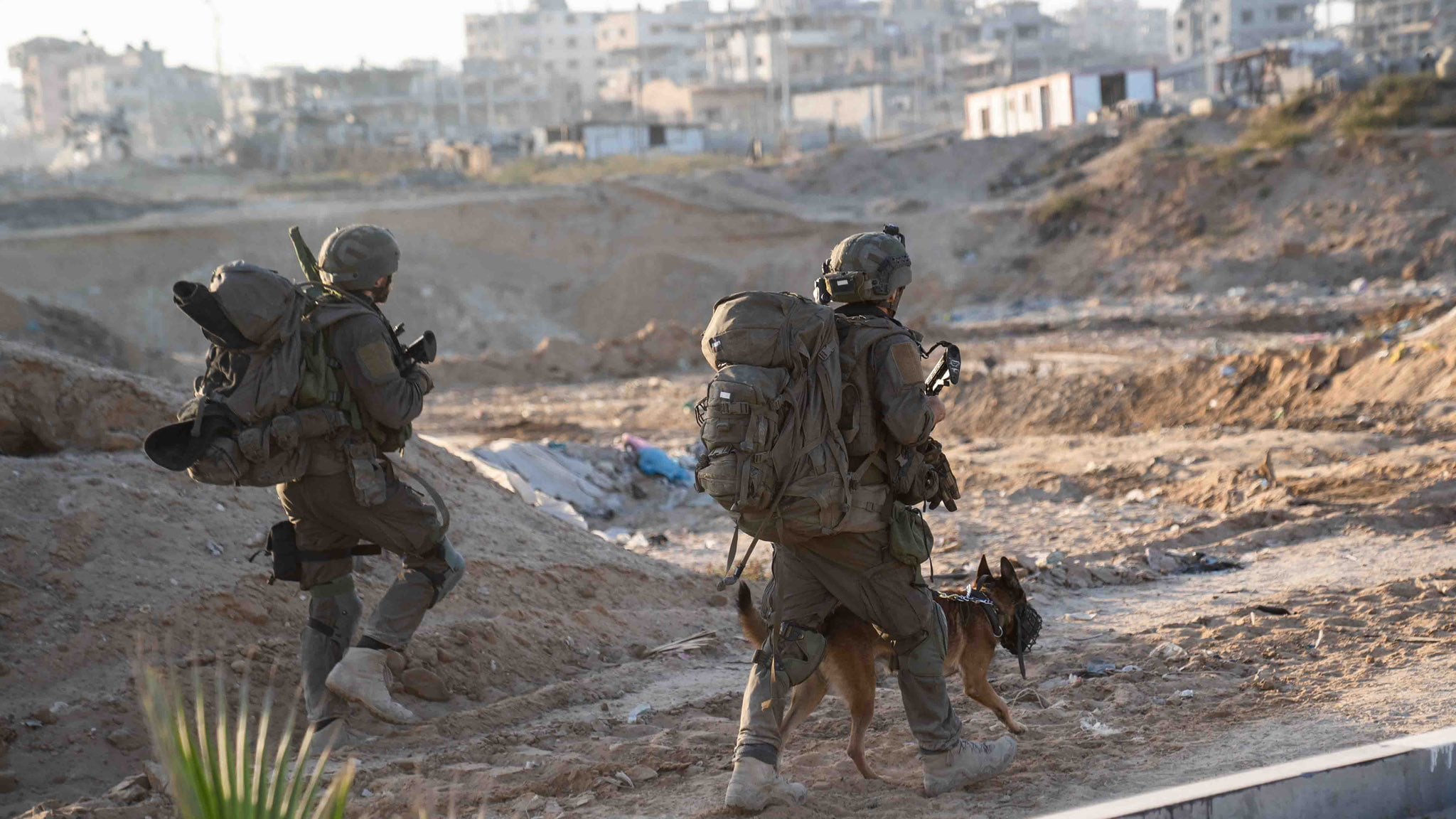 Israele allarga le operazioni a sud. E le Idf fanno esplodere il parlamento di Hamas | La diretta