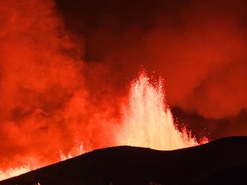 Islanda, erutta un vulcano: le immagini spettacolari