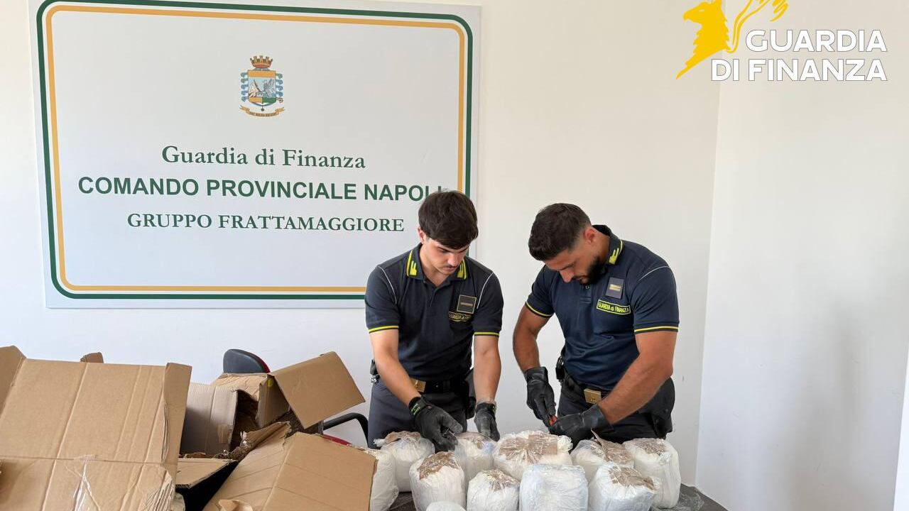 Napoli, sequestrati 100 kg di ketamina nascosta in pacchi pasta diretti a Los Angeles
