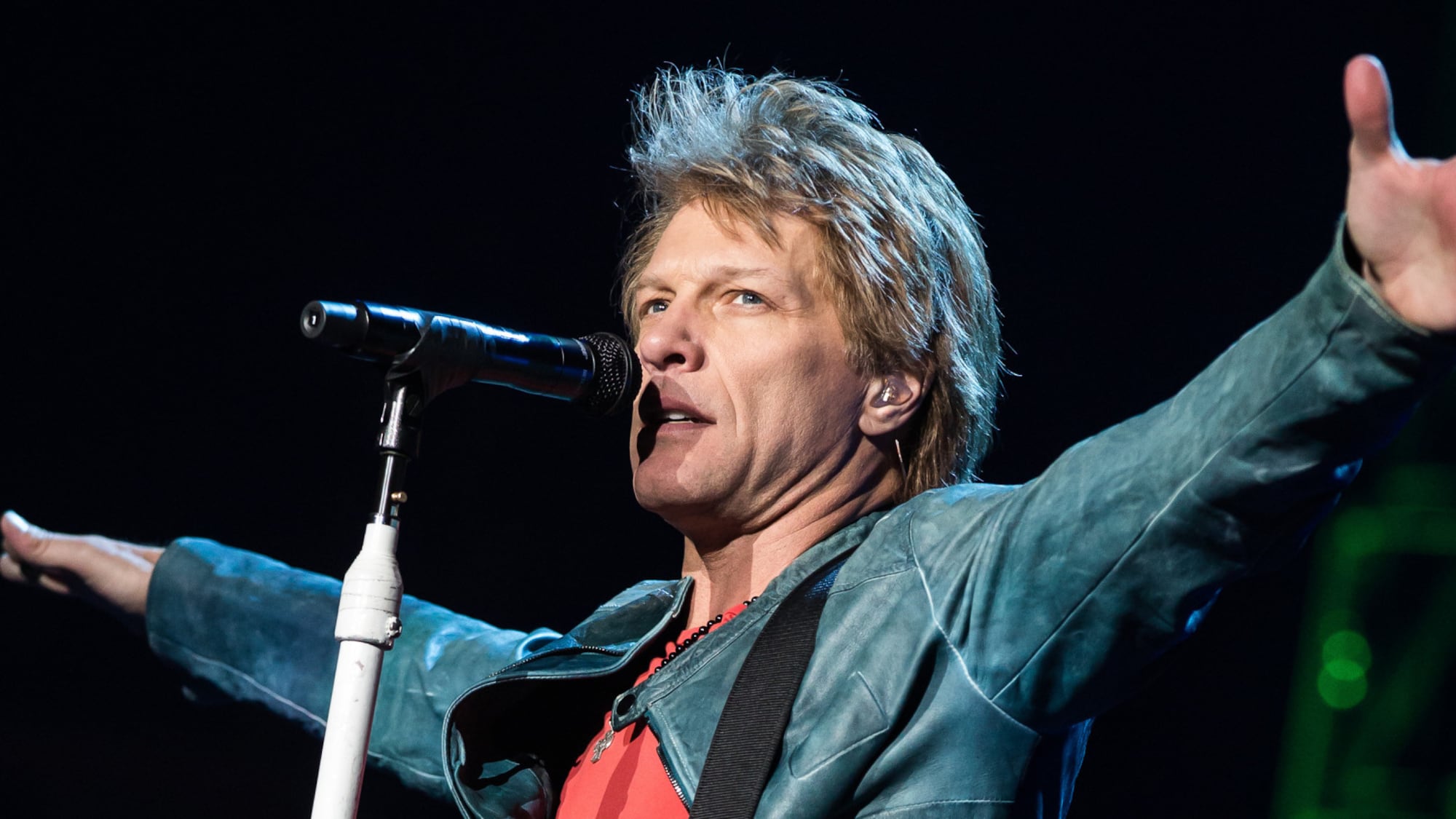 Bon Jovi apre il ristorante per chi non può pagare: "Aiuto i poveri"