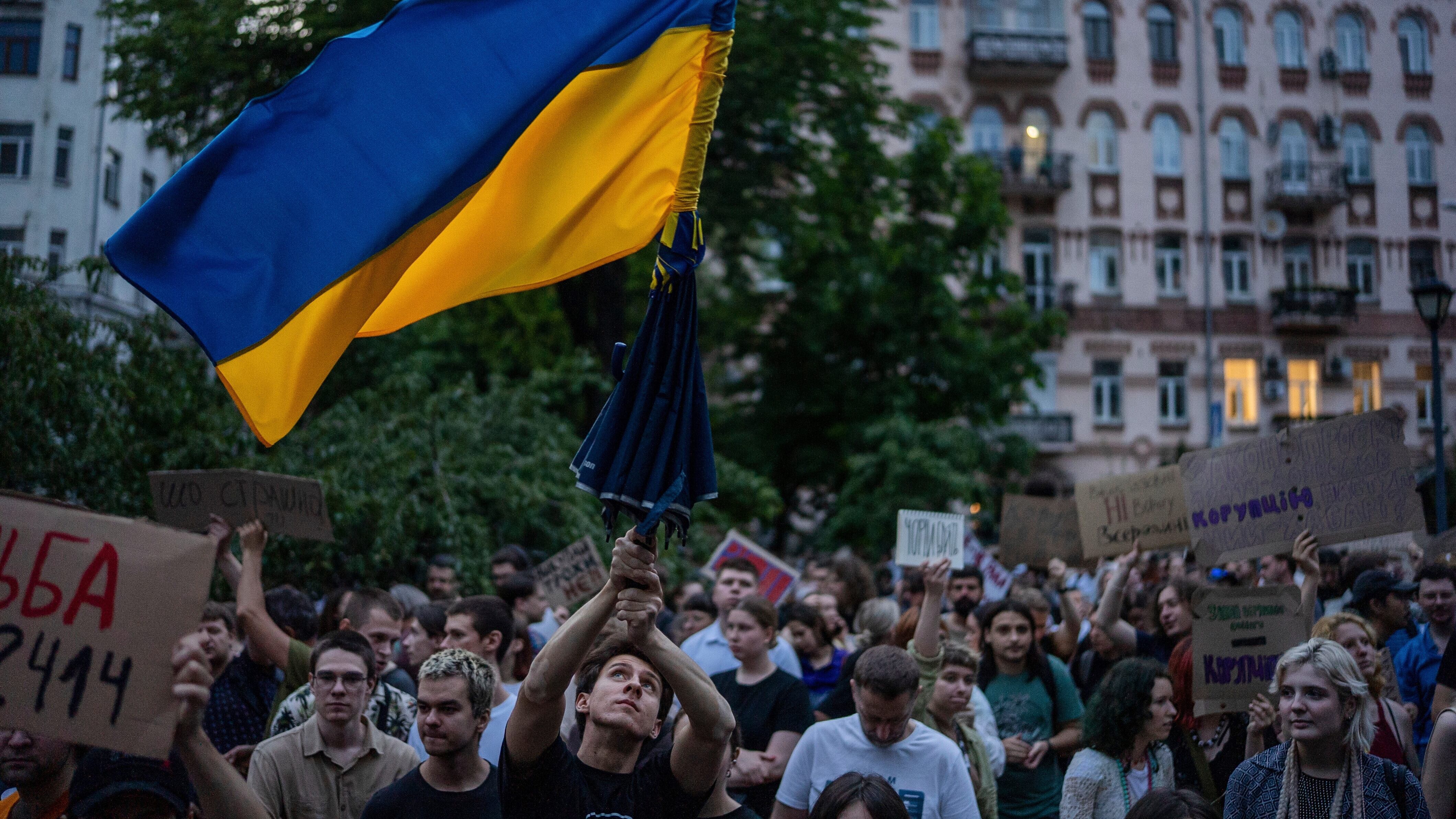 Lotta alla corruzione. Pressing di Ue e G7 e proteste in piazza. Dietrofront Zelensky