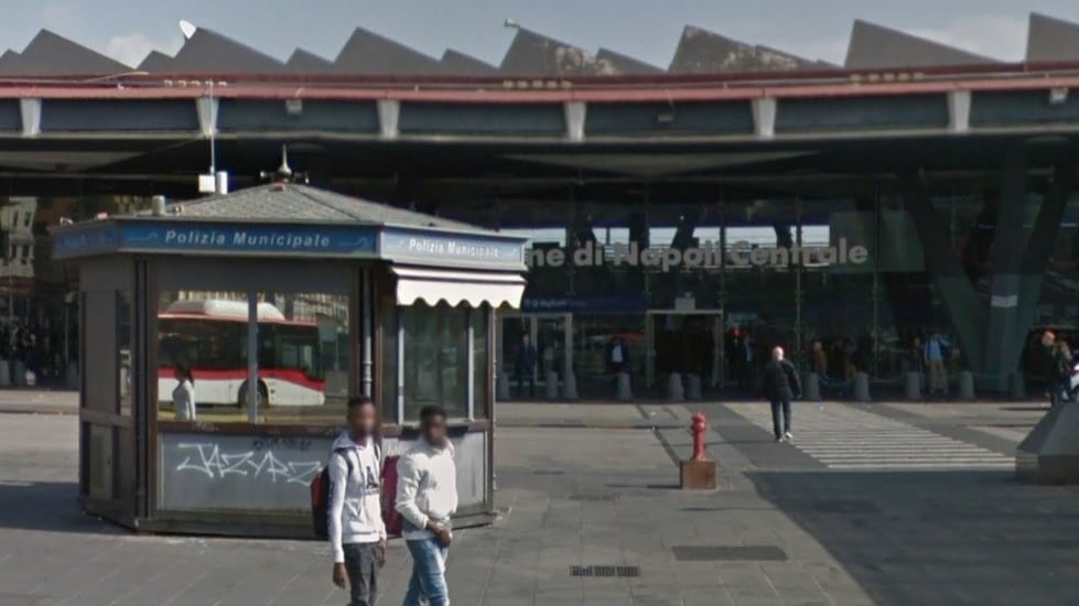 Napoli, ghanese fa bisogni in stazione e pesta uomo che lo rimprovera