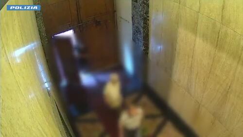 Il pedinamento e la rapina: le immagini delle telecamere di sorveglianza 6
