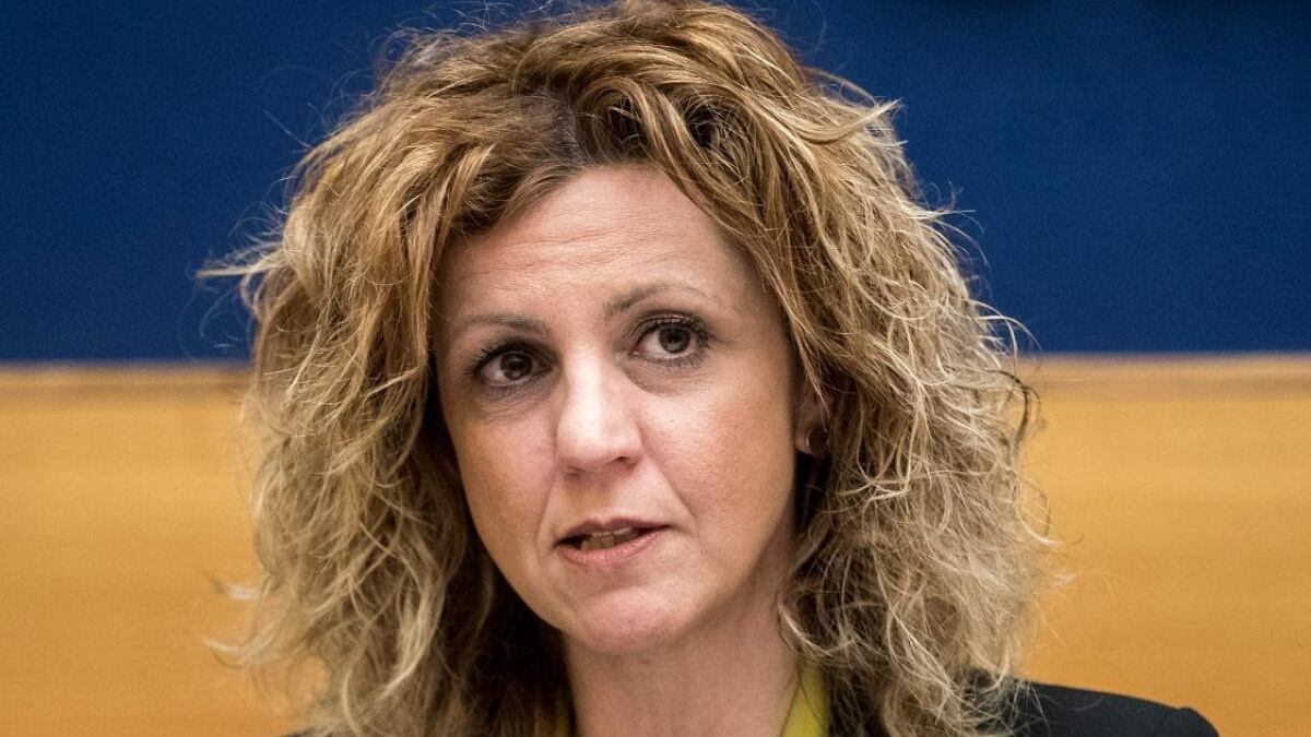 La rivelazione di Barbara Lezzi: "Conte voleva lo scudo penale per l'Ilva"