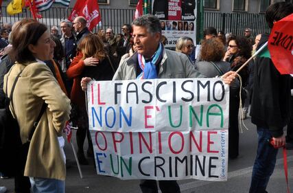 Sit-in a Palermo: slogan e striscioni a favore della prof sospesa 13