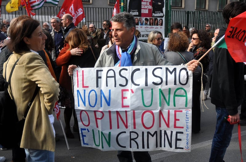 Sit-in a Palermo: slogan e striscioni a favore della prof sospesa 13
