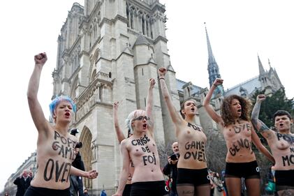 Blitz delle Femen a Notre Dame: la Chiesa le denuncia 3