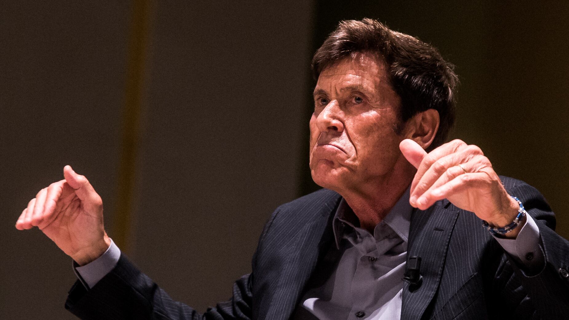 Renato Zero fa il vaccino. Gianni Morandi viene imboccato. Scoppia l'inutile polemica