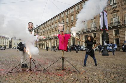 Studenti contro il governo: crocifissi e bruciati i fantocci di Di Maio e Salvini 8