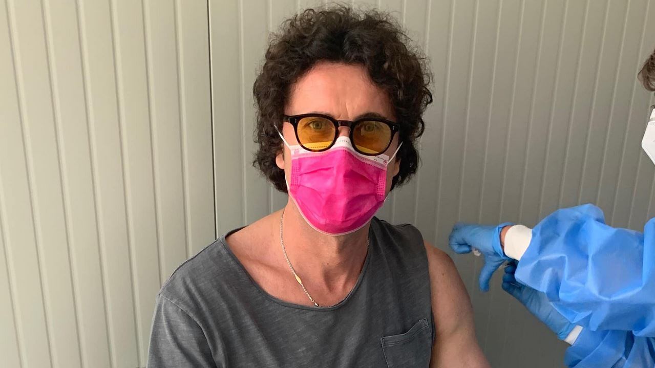 Toninelli si vaccina e sbotta. Per lui finisce male...