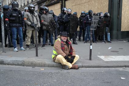 I Gilet gialli invadono Parigi nella quinta giornata di proteste 6