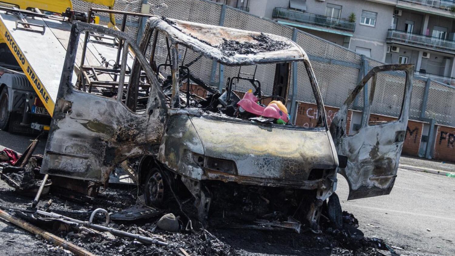 Bruciarono le sorelline nel camper: presi due rom