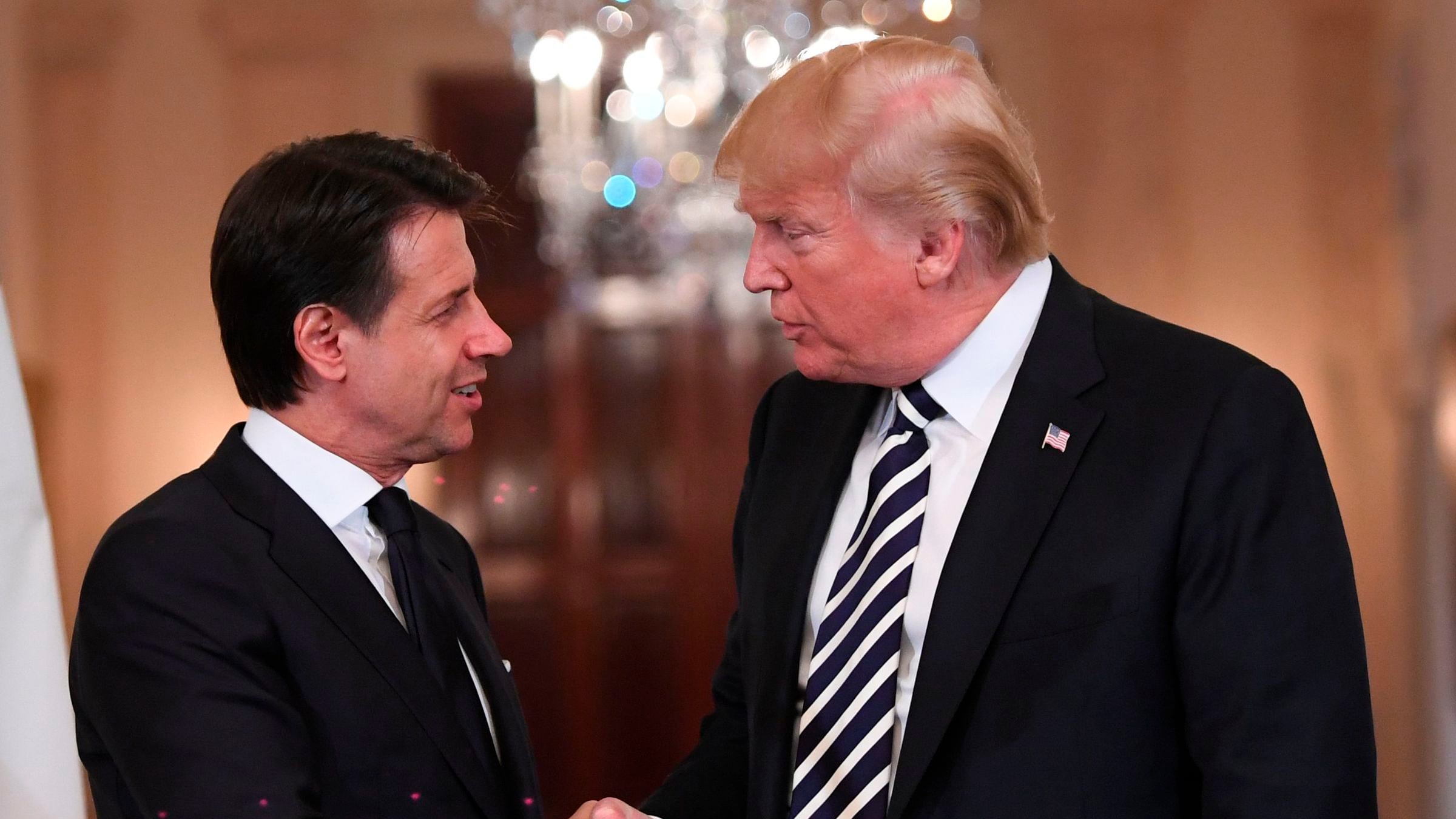 Il doppio gioco di Conte: i suoi attaccano gli Usa, lui incontra l’uomo di Trump