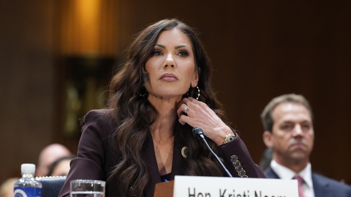 Le chat hot e le foto con i seni giganteschi del marito: Kristi Noem nella tempesta