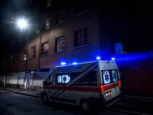 Litiga con la moglie e si dà fuoco in casa: gravissimo