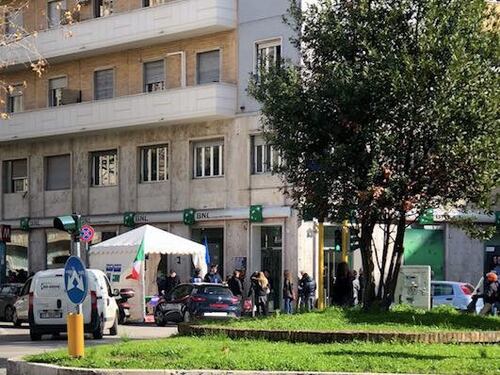 "Luca Traini è uno di voi", così le "compagne" assaltano il gazebo della Lega