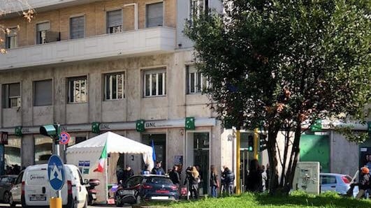 "Luca Traini è uno di voi", così le "compagne" assaltano il gazebo della Lega