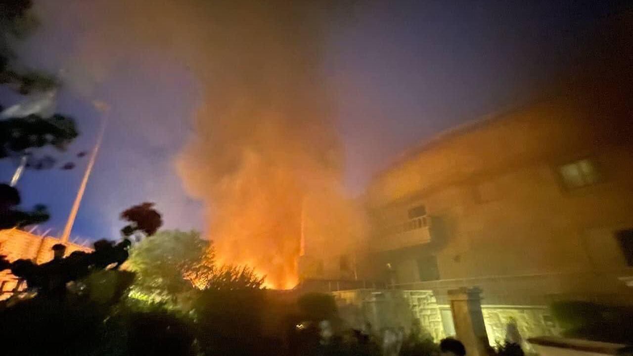 Tensione in Iraq: bruciata l'ambasciata svedese. Oggi nuovo rogo del Corano a Stoccolma