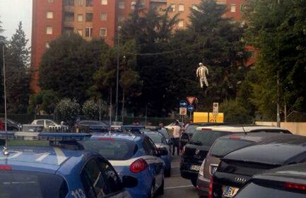 Milano, spunta un manichino con la foto di Maran 1