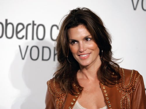 Cindy Crawford hot, in topless e jeans per Vogue