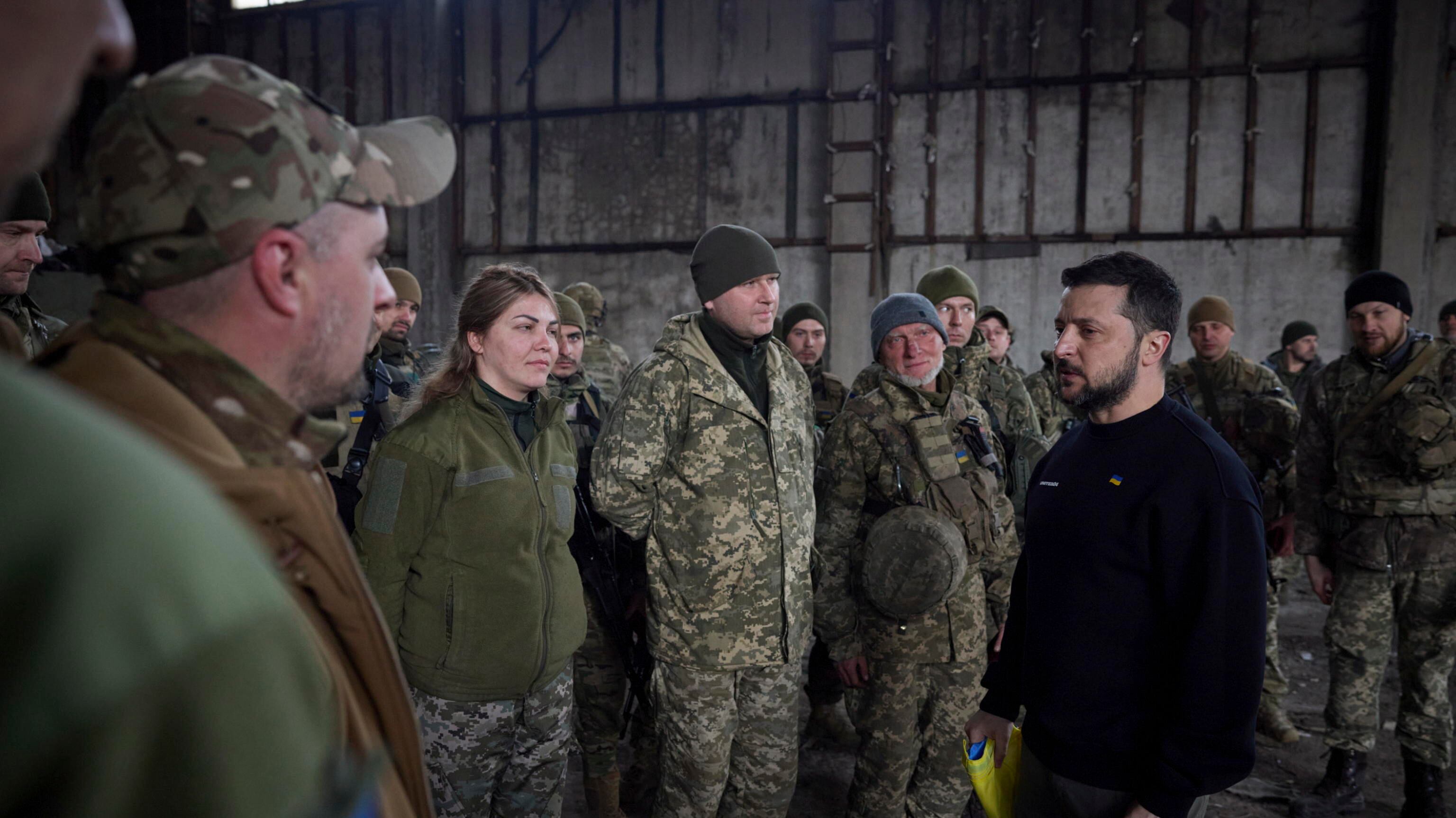 La pace secondo Pechino. Pioggia di missili russi e Zelensky va a Bakhmut
