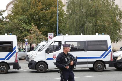 La polizia francese davanti al liceo 6