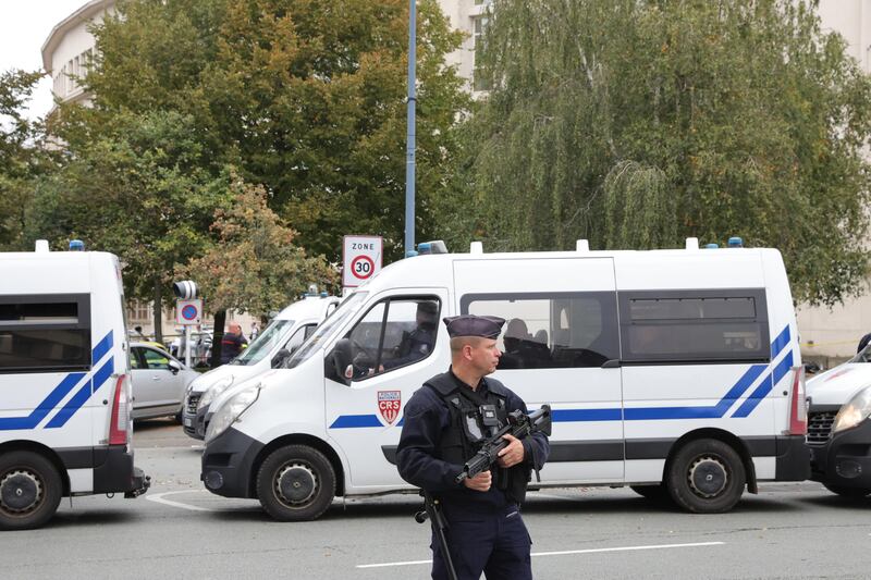 La polizia francese davanti al liceo 6