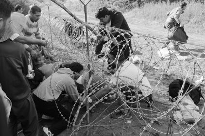 I profughi forzano il muro di Orbàn 6