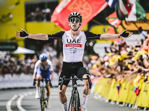 Tour de France, grande spettacolo a Bilbao. Trionfano i gemelli Yates